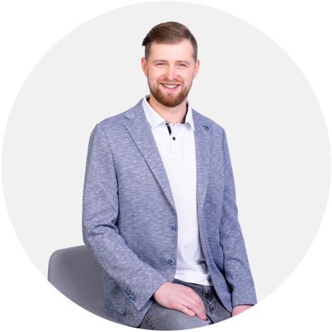 Christoph Hahn schaut in die Kamera.
