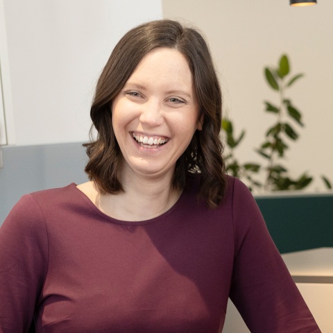 Elisabeth Hammerschmid lachend in einer Küche