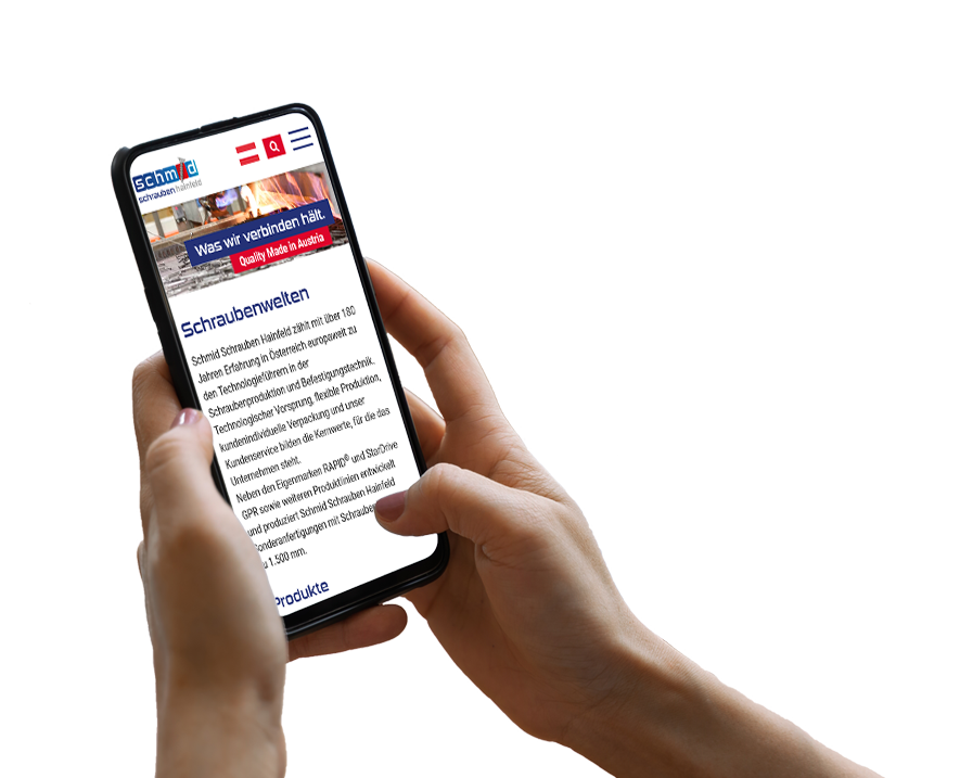 Hand hält Smartphone, darauf ist ein Screenshot der Website zu sehen