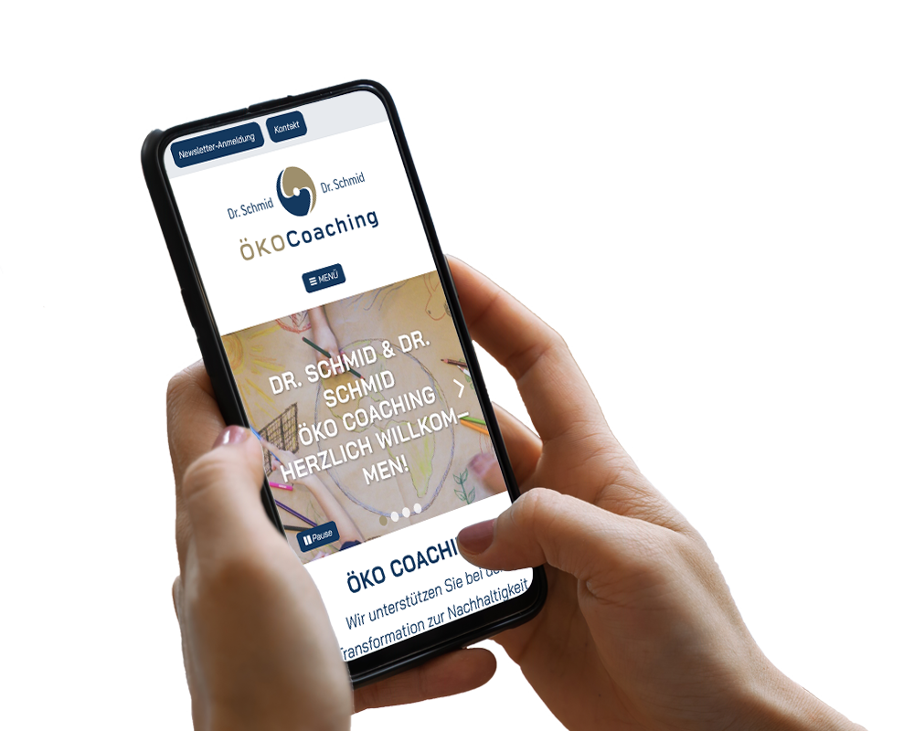 Hand hält Smartphone, darauf ist ein Screenshot der Website zu sehen