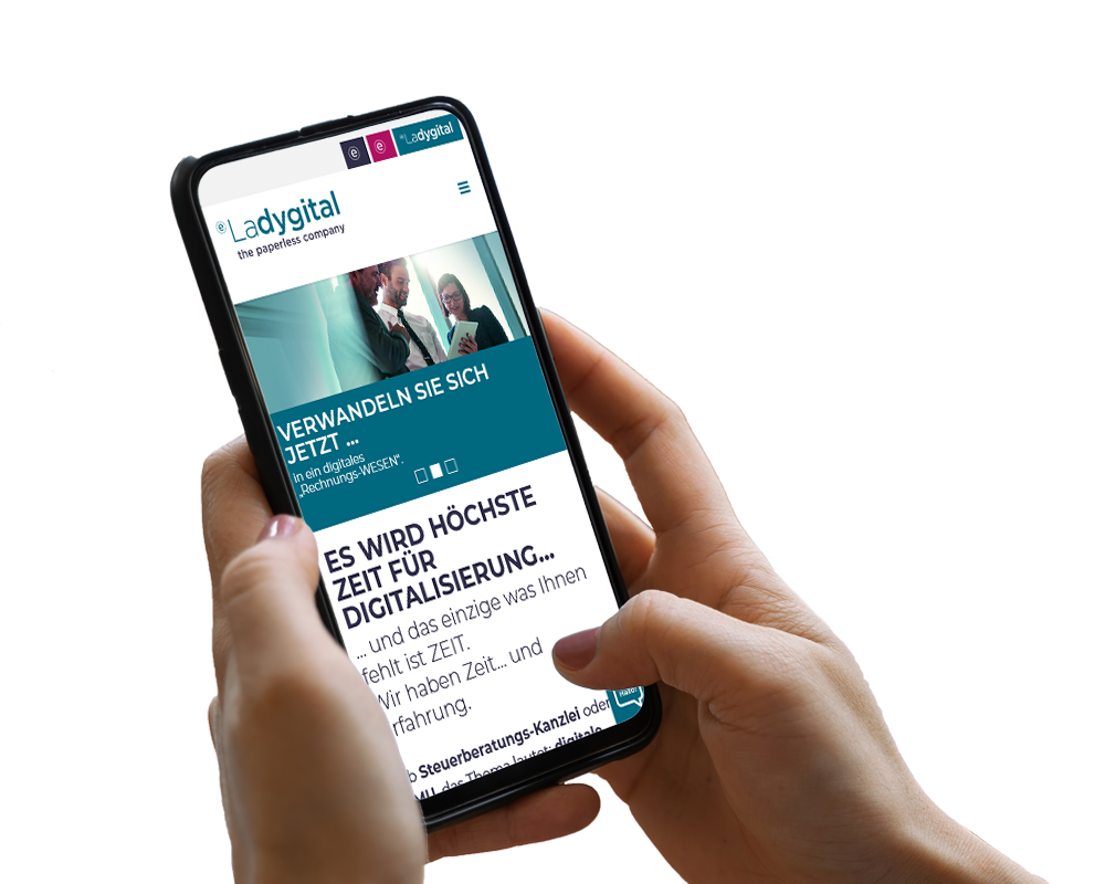 Hand hält Smartphone, darauf ist ein Screenshot der Website zu sehen