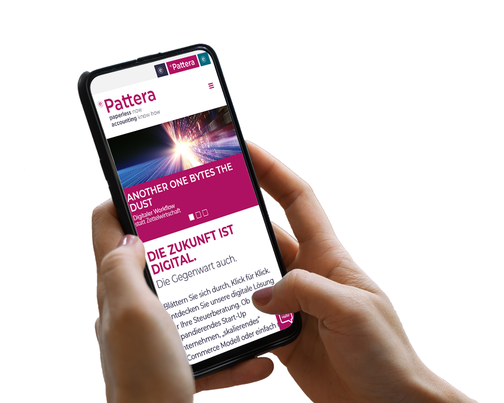 Hand hält Smartphone, darauf ist ein Screenshot der Website zu sehen