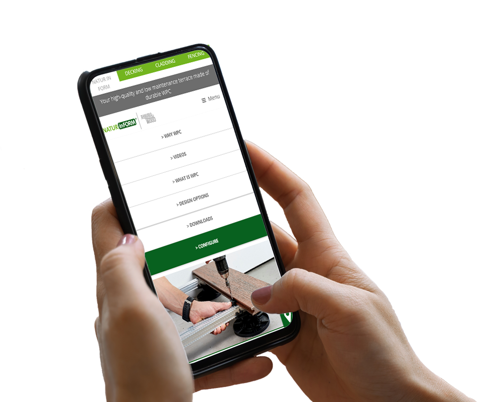 Hand hält Smartphone, darauf ist ein Screenshot der Website zu sehen