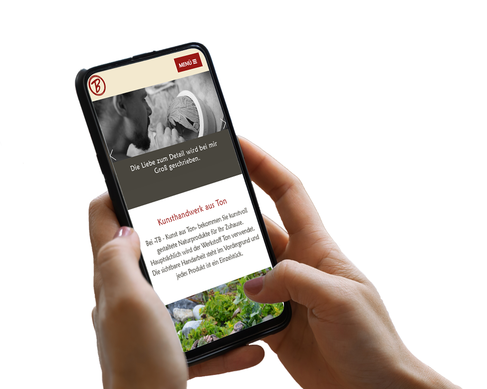 Hand hält Smartphone, darauf ist ein Screenshot der Website zu sehen