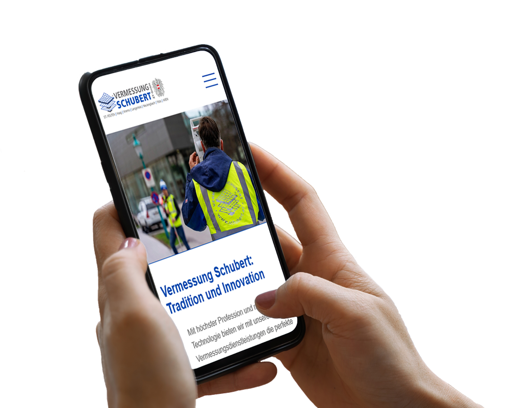 Hand hält Smartphone, darauf ist ein Screenshot der Website zu sehen