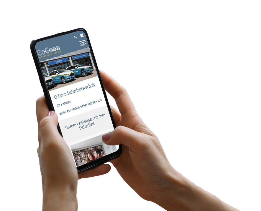 Hand hält Smartphone, darauf ist die Startseite von CoCoon Sicherheitstechnik zu sehen