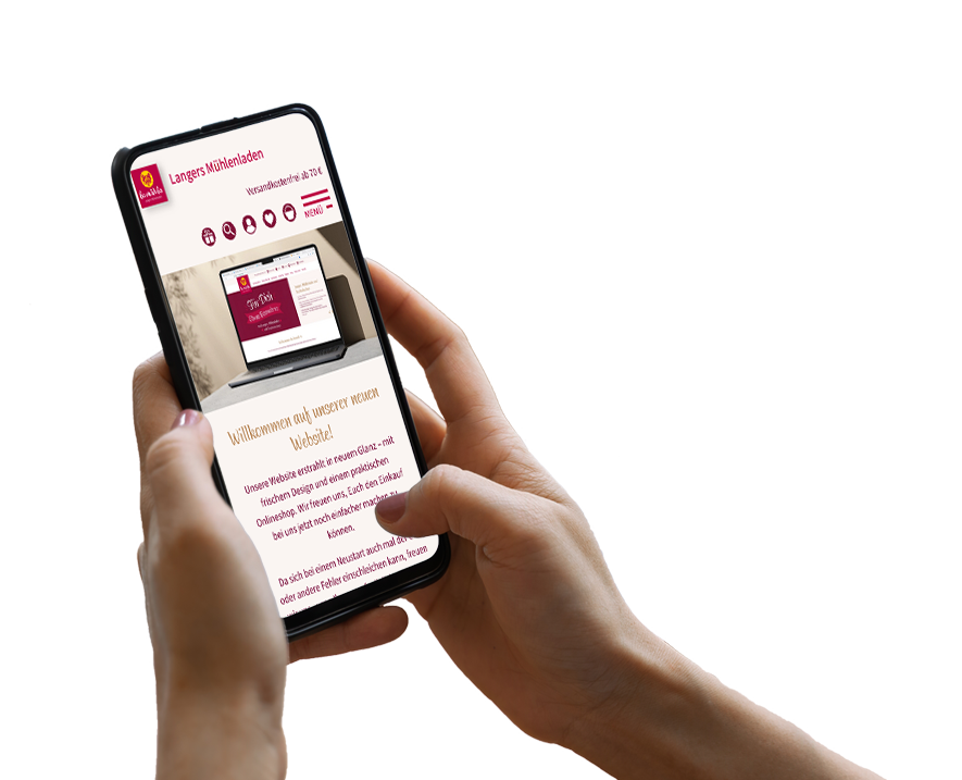 Hand hält Smartphone, darauf ist ein Screenshot der Website zu sehen