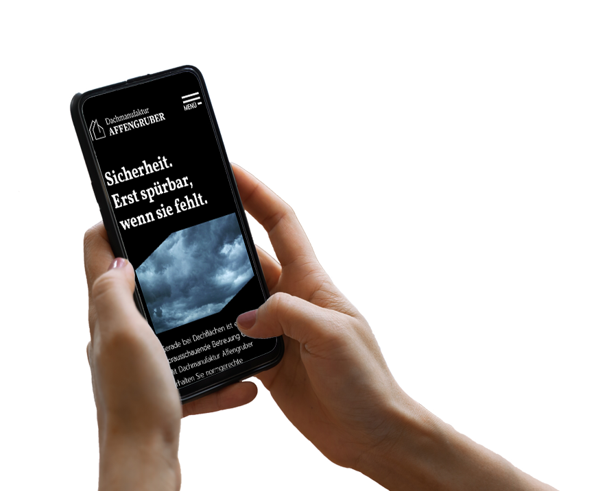 Hand hält Smartphone, darauf ist ein Screenshot der Website zu sehen