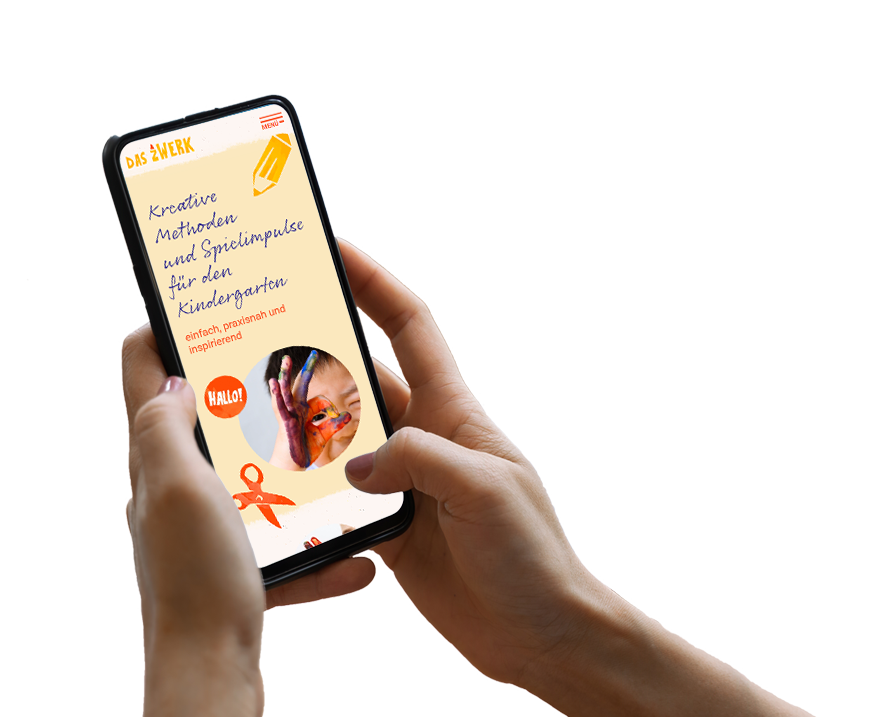 Hand hält Smartphone, darauf ist ein Screenshot der Website zu sehen