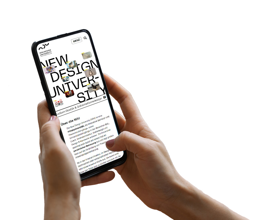 Hand h&auml;lt Smartphone, darauf ist ein Screenshot der Website zu sehen