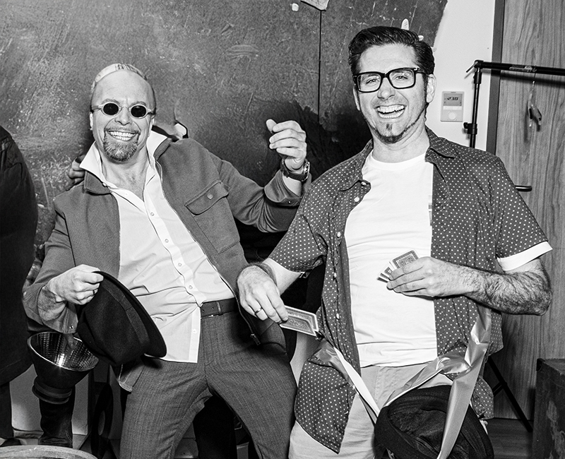Max Mayerhofer und Josef H&ouml;rersdorfer mit Spielkarten, Hut, Sonnenbrille und Klebeband in lustigem Bild