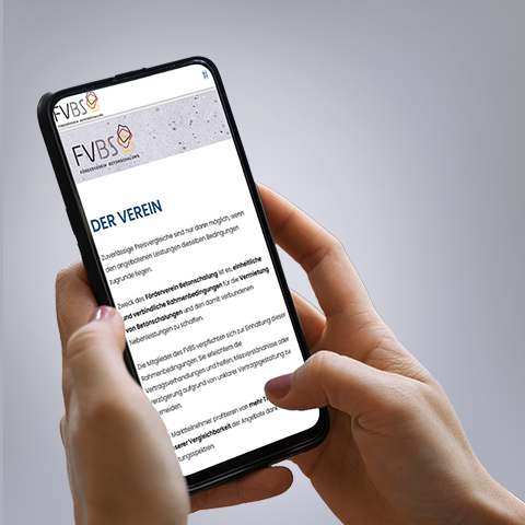 Hand hält Smartphone, darauf ist die Webseite der FVBS geöffnet.