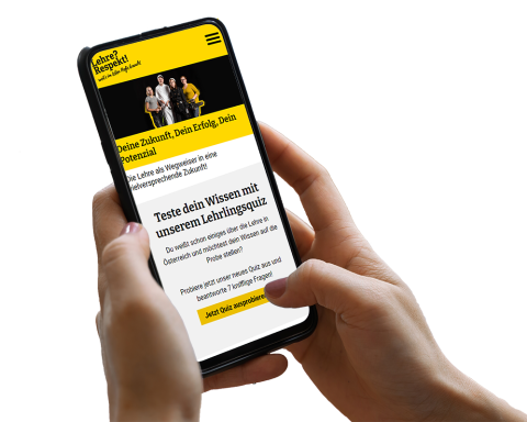 Hand hält Smartphone, auf der die Website sichtbar ist