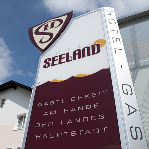 Werbeständer mit dem Inhalt Hotel Seeland, Gastlichkeit am Rande der Landeshauptstadt.